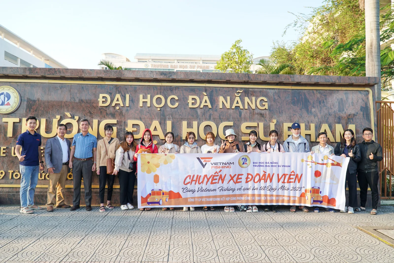 CHUYẾN XE ĐOÀN VIÊN 2023 đưa sinh viên Trường ĐH Sư Phạm – ĐHĐN về quê ăn Tết